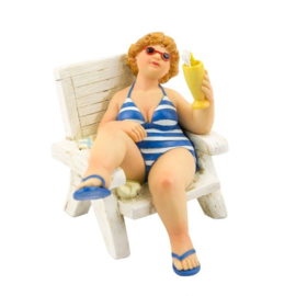 Dikke dame op strandstoel met een cocktail / dikke dame beeldje