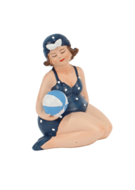 Gerkimex - Strandlady met Strandbal – Handgeschilderde Decoratie (Blauw/Wit)