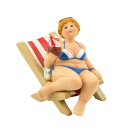 Dikke dame op strandstoel met een kokosnoot / dikke dame beeldje