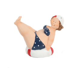 Gerkimex - Strandlady op Boei met Benen Omhoog – Handgeschilderde Decoratie (Blauwe Bikini)