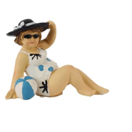 Dikke dame zittend met strandbal / dikke dame beeldje
