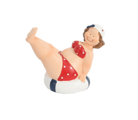 Gerkimex - Strandlady op Boei met Benen Omhoog – Handgeschilderde Decoratie (Rode Bikini)