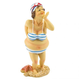 Oude vrouw in bikini (handkus)