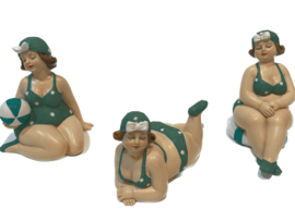 Strandlady zittend met strandbal - groen