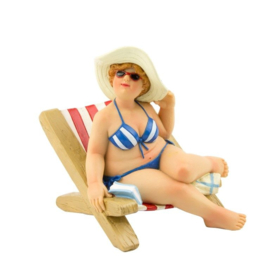 Dikke dame op strandstoel met hoed op / dikke dame beeldje