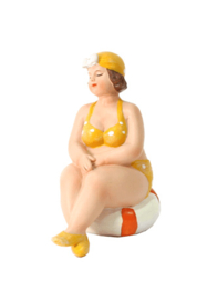 Gerkimex - Strandlady op Boei – Handgeschilderde Decoratie (Gele Bikini)