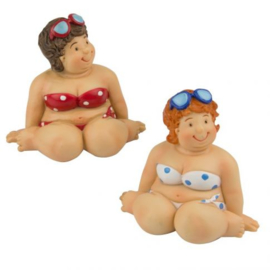 Zittende dikke dame in rood/witte bikini / dikke dame beeldje