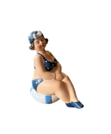 Strandlady zittend op blauw witte boei - blauw