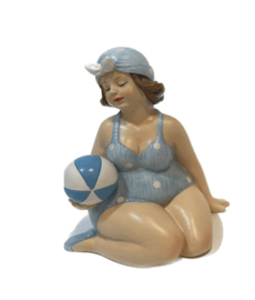 Strandlady zittend met strandbal - lichtblauw