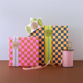 Cadeaupapier - Big Check Cognac/Fluor Pink - Achterkant Small Check Lilac (30cm x 1m)