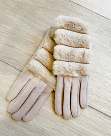 Gloves with fur