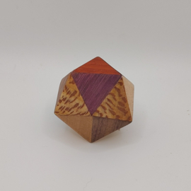 Icosaëder van verschillende soorten hout