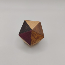 Icosaëder van verschillende soorten hout