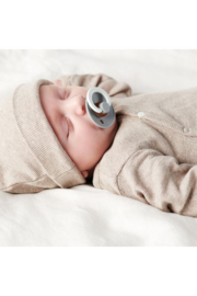 Noppies newborn mutsje Nevel taupe melange