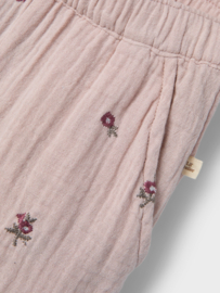 Lil' Atelier mousseline broek met geborduurde bloemetjes  | maat 92 - 122