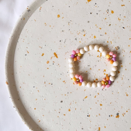 Kinderarmbandje met bloemetjes pastel