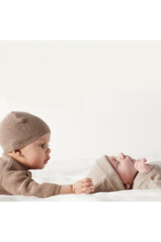 Noppies gebreid newborn mutsje Rosita taupe melange