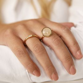 Gouden ring met kleine glassteen in kristal