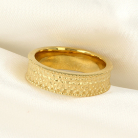 Brede gouden ring met structuur