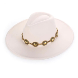 Fedora met gouden ketting