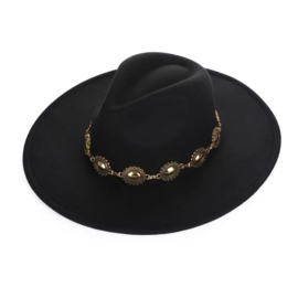 Fedora met gouden ketting