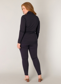 Koltruitje Yuena in donkerblauw