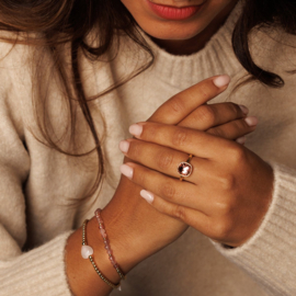 Gouden ring met grote facet roze kristal glassteen