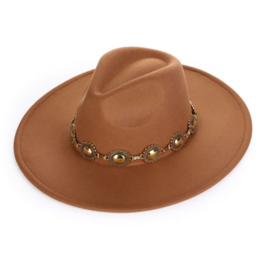 Fedora met gouden ketting