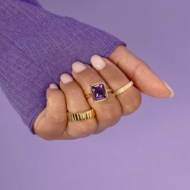Gouden ring met paarse glassteen