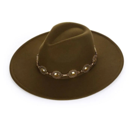 Fedora met gouden ketting