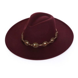Fedora met gouden ketting