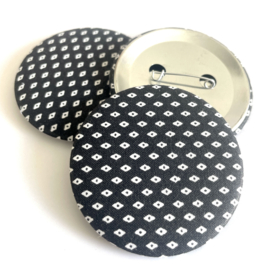 Button black & white