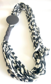Happy necklace black & White