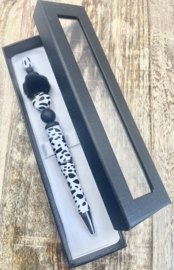 Pen black and white