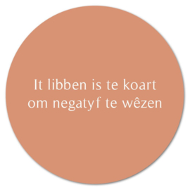 Muurcirkel It libben is te koart om negatyf te wêzen – 30 cm
