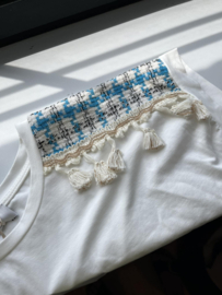 T-shirt met blauwe frulletjes