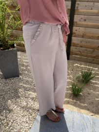 Beige broek met frulletjes aan de zakken