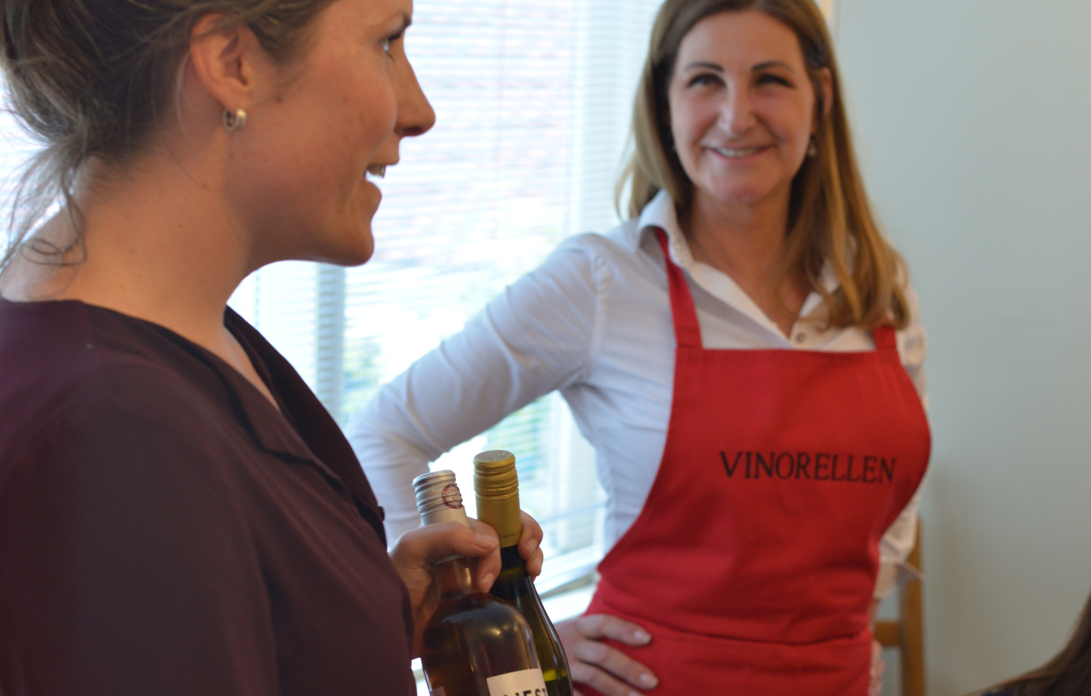 Mariëlle van VinoTé geeft uitleg over wijnen