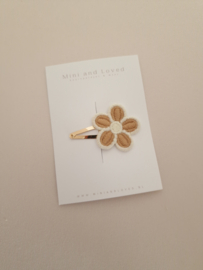 Flower White with brown clip middel (1 stuk)