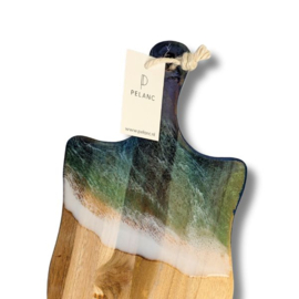 Een prachtige borrelplank van handgemaakt, lokaal hout met epoxy afwerking