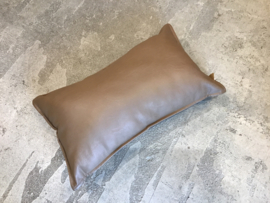 thuis met moon kussen leather camel
