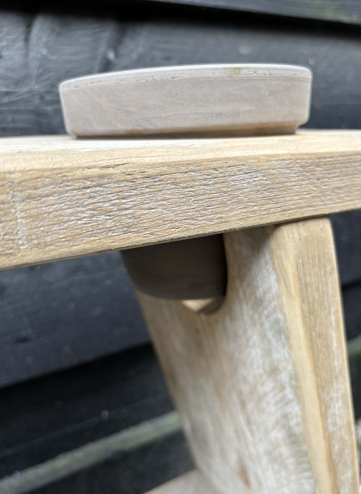 Steigerhouten kruk, tuinbank met bloempot