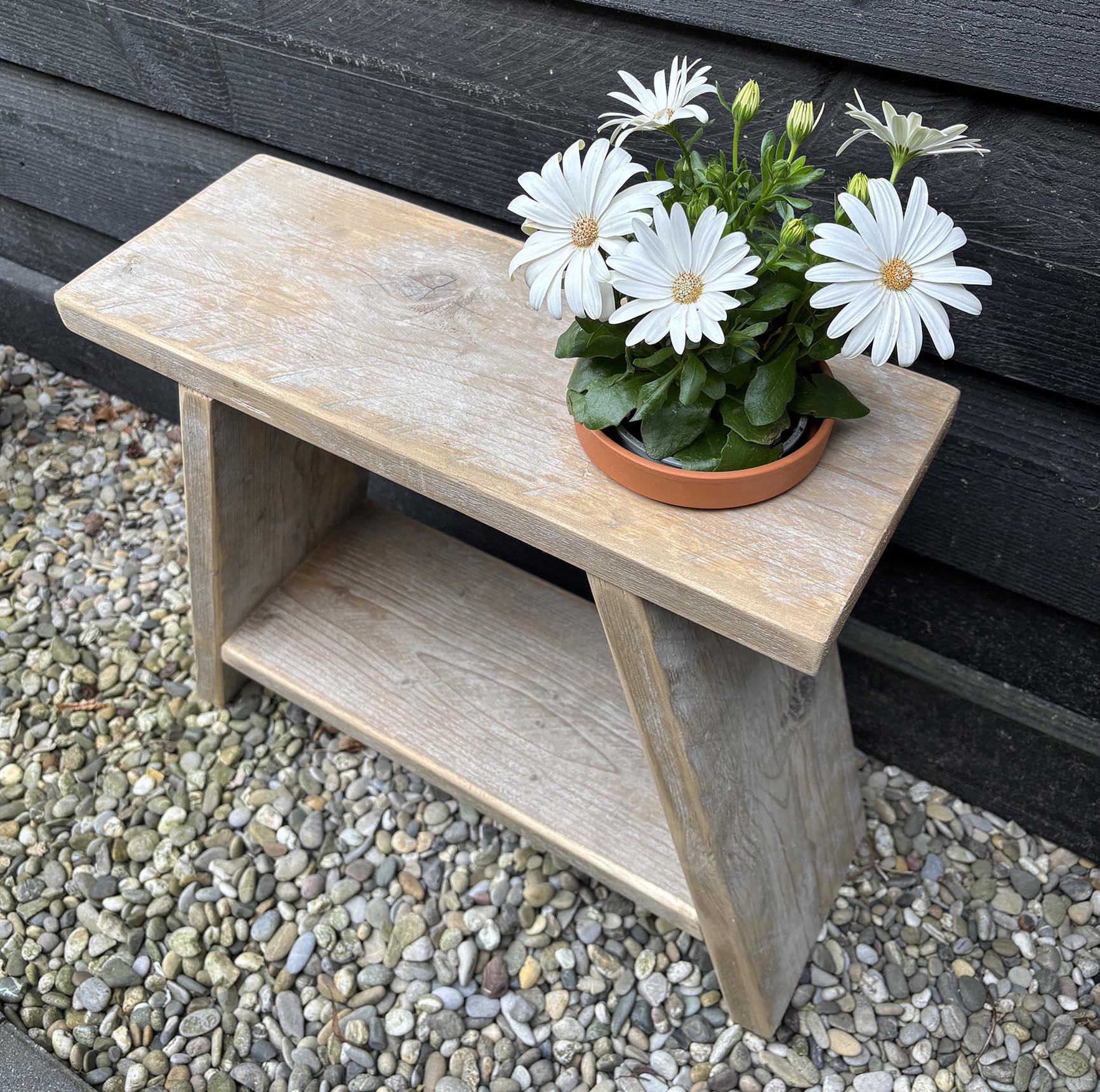 Steigerhouten kruk, tuinbank  met bloempot