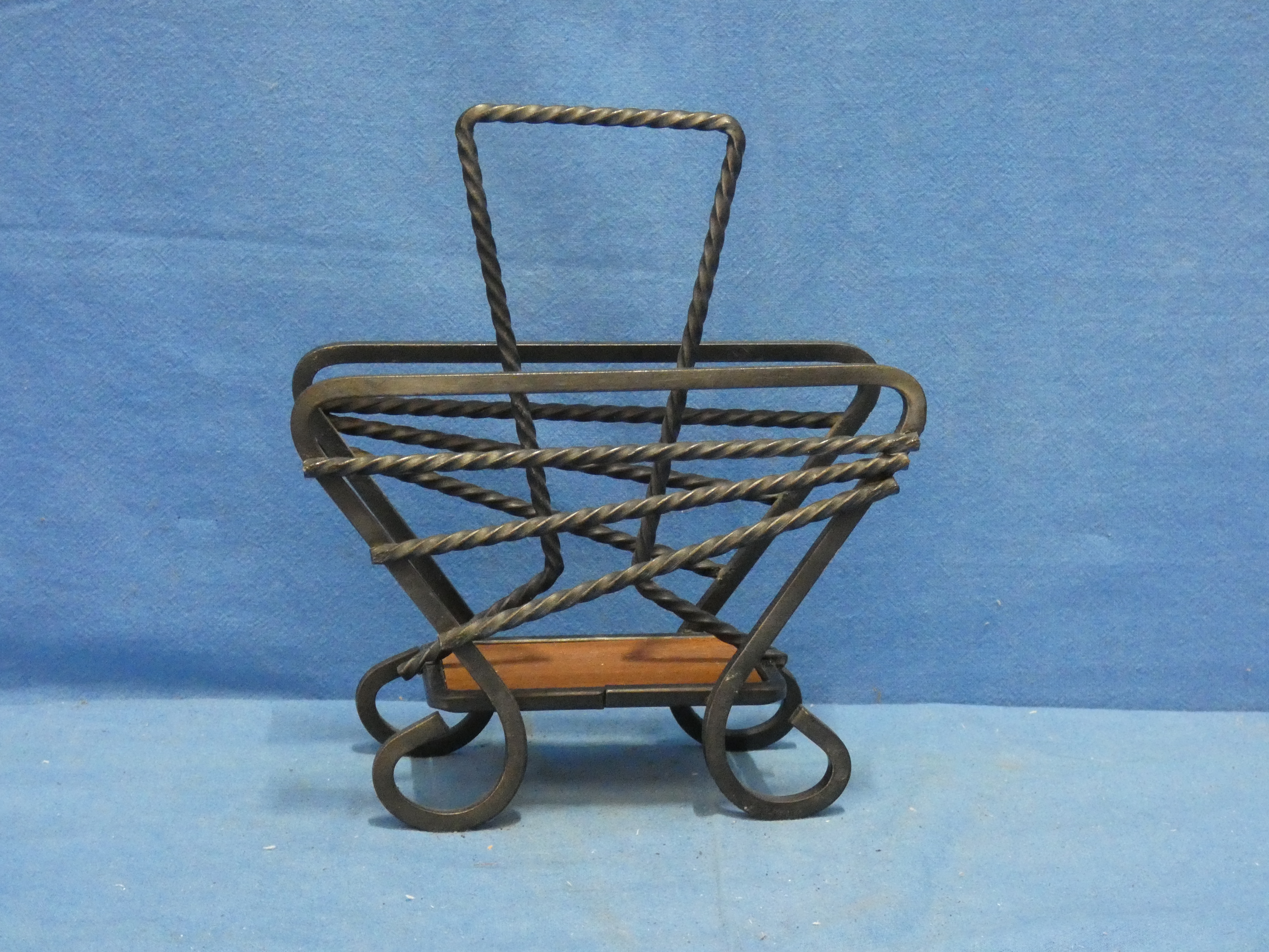 art nr: 363 vintage gietijzeren brieven houder
