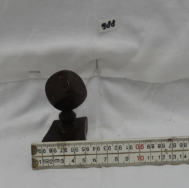 art nr: 988 vintage aluminium dobbelsteen op houten plaatje