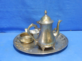 art nr: 418 vintage verzilverd thee set staande op een schaal