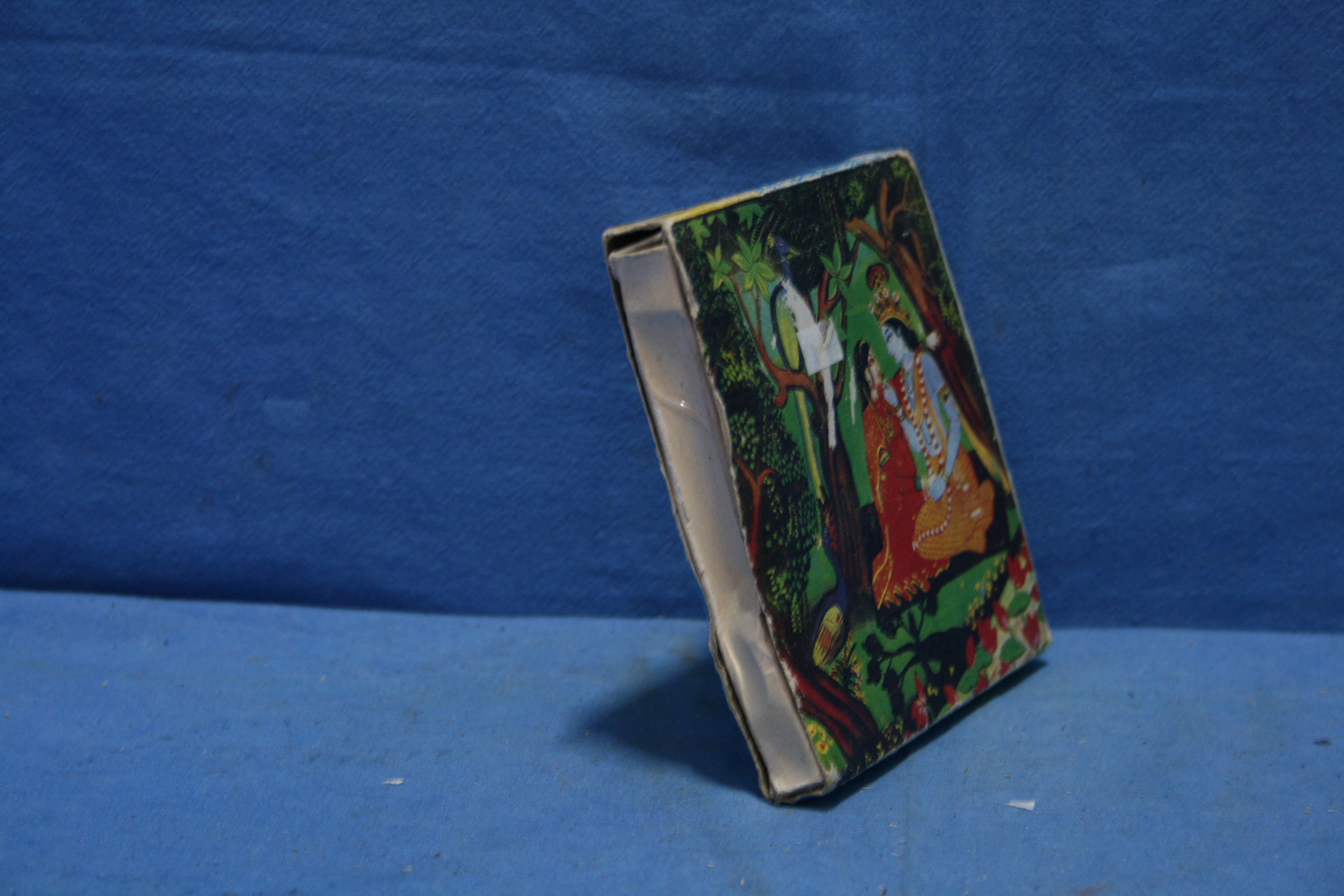 art nr: 1170 vintage 2 doosjes gevuld met wierrook tabletten