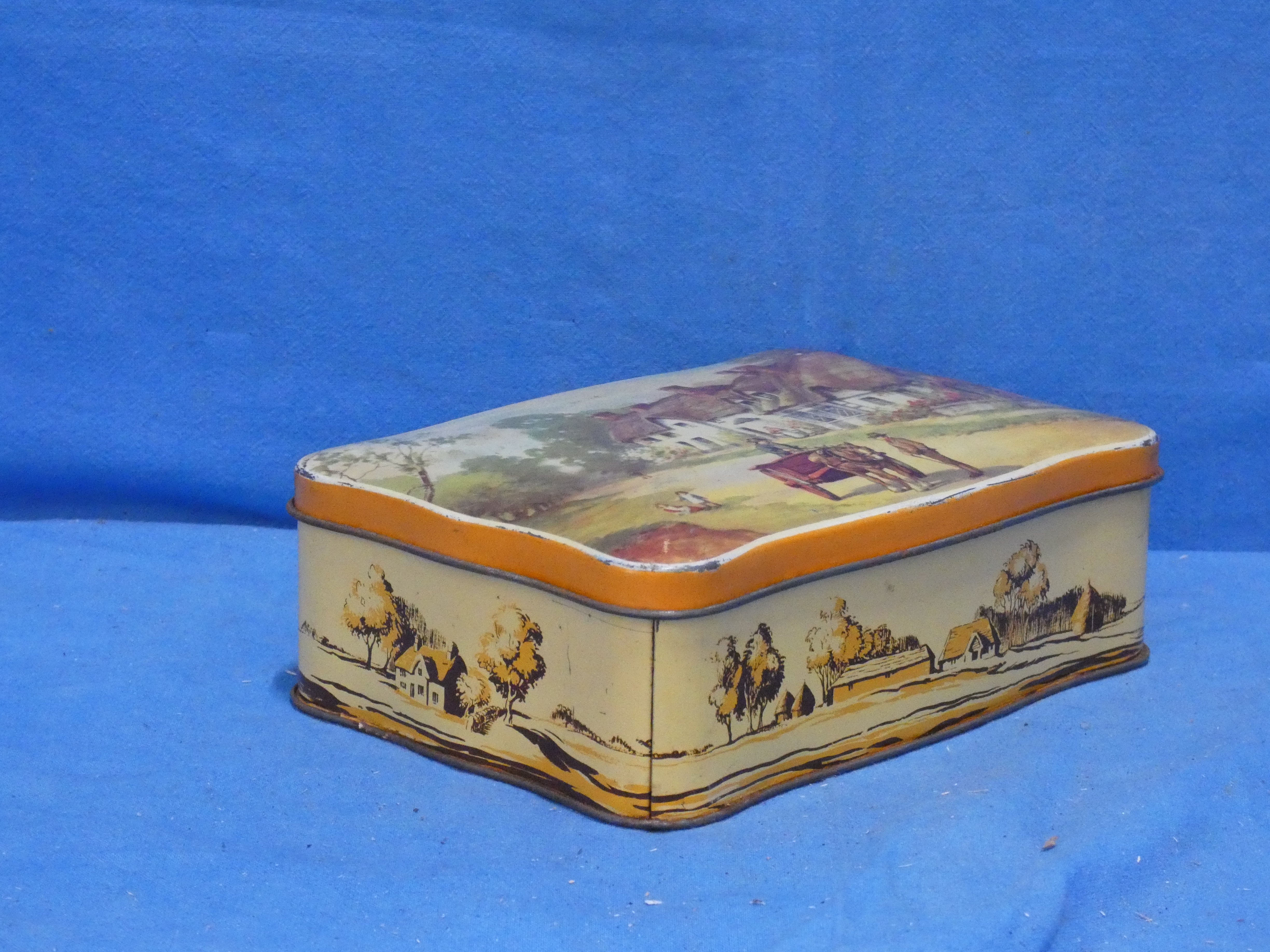 art nr: 1211 antiek koekjesblik met mooie decoratie