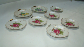 art nr: 422 vintage set schattige bordjes met een bloemenmotief