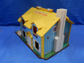 art nr: 770 vintage Fisher Price Play family house